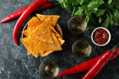 Tekila, guacamole ve cips ile parti konsepti