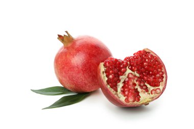 Beyaz zemin üzerinde izole olgun nar meyveleri