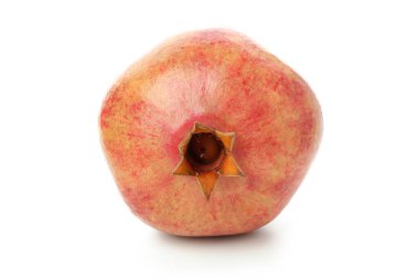 Olgun taze nar, beyaz arkaplanda izole.