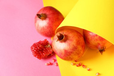 Olgun nar meyveleri iki ton arkaplanda