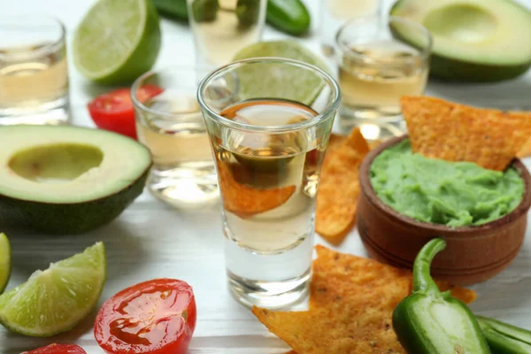 Concepto Fiesta Con Tequila Guacamole Patatas Fritas —  Fotos de Stock