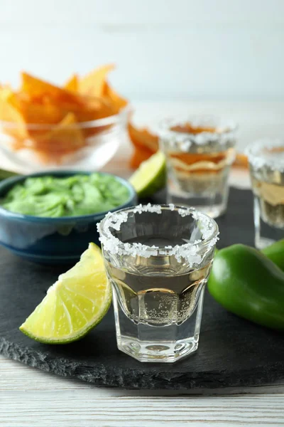 Concepto Fiesta Con Tequila Guacamole Patatas Fritas —  Fotos de Stock