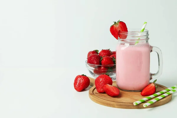 Pot Verre Milkshake Aux Fraises Ingrédients Sur Table Blanche — Photo