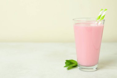 Beyaz desenli masada çilekli milkshake.
