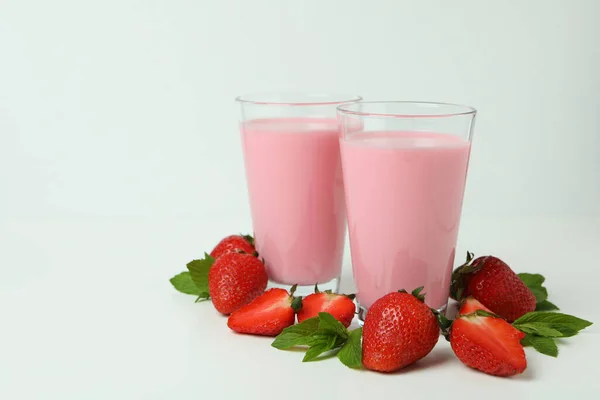 Çilekli Milkshake Bardakları Beyaz Arka Plandaki Malzemeler — Stok fotoğraf