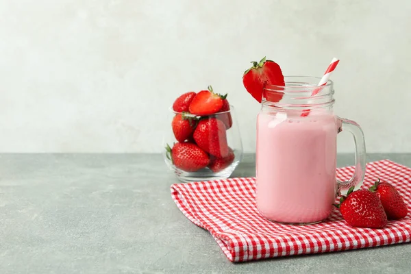 Skleněná Sklenice Jahodového Koktejlu Ingrediencí Šedém Tvarovaném Stole — Stock fotografie