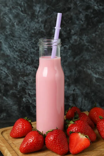 Flasche Erdbeer Milchshake Und Zutaten Auf Holztisch — Stockfoto