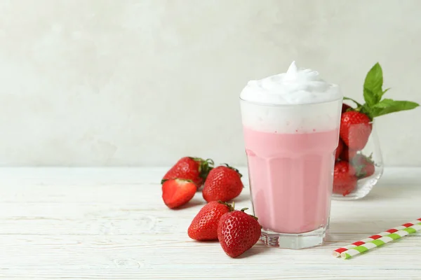 Glas Erdbeer Milchshake Und Zutaten Auf Weißem Holztisch — Stockfoto