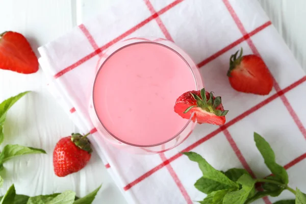 Glasburk Med Jordgubbsmjölkshake Och Ingredienser Vitt Träbord — Stockfoto