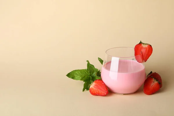 Verre Milkshake Aux Fraises Ingrédients Sur Fond Beige — Photo