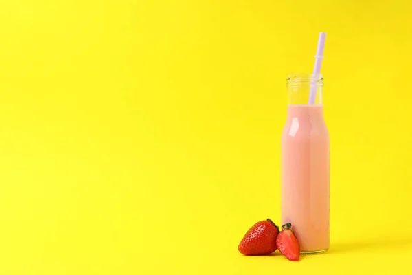 Glasflaska Jordgubbsmjölkshake Gul Bakgrund — Stockfoto