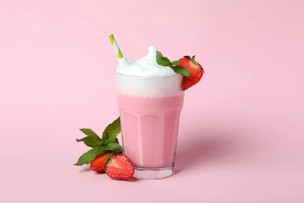 Glas Erdbeer Milchshake Und Zutaten Auf Rosa Hintergrund — Stockfoto