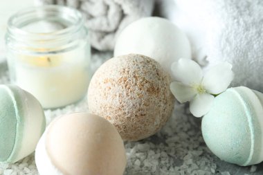 Banyo toplarıyla vücut bakımı kavramı, kapat.