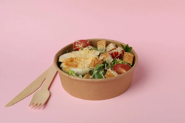 Tigela Com Salada Caesar Talheres Fundo Rosa — Fotografia de Stock
