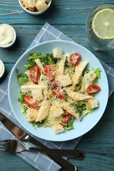 Tahta Masada Sezar Salatası Ile Lezzetli Yemek Kavramı — Stok fotoğraf