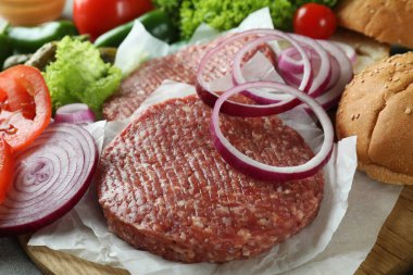 Hamburger malzemeli pişirme kavramı, yakın plan.
