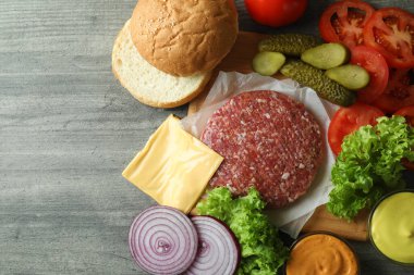 Gri desenli masada hamburger pişirme kavramı