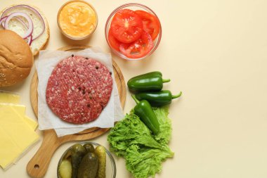 Bej arka planda hamburger pişirme kavramı