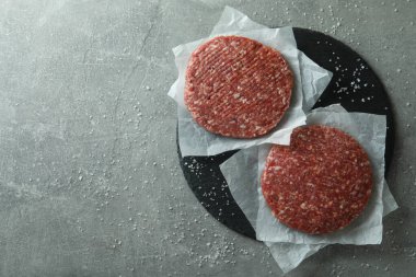 Gri desenli masada hamburger pişirme kavramı