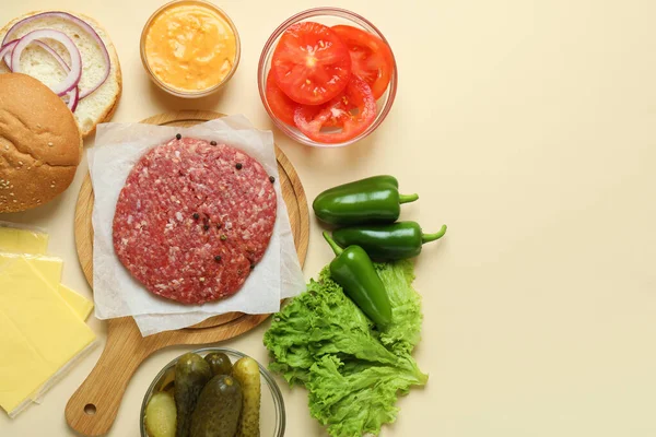 Bej arka planda hamburger pişirme kavramı