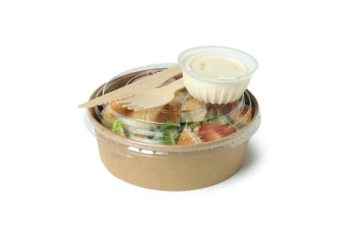 Beyaz arka planda izole edilmiş Sezar salatasıyla servis kasesi.