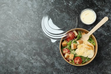 Siyah dumanlı arka planda Sezar salatasıyla lezzetli yemek kavramı