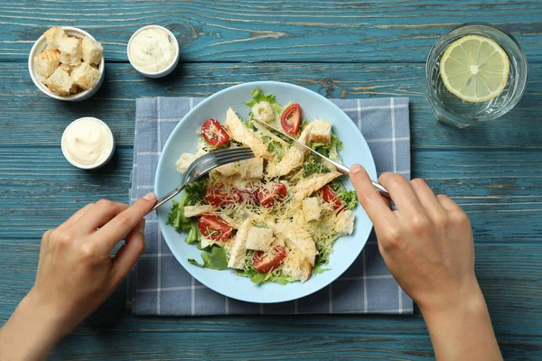 Konzept Des Leckeren Essens Mit Caesar Salat Auf Holztisch — Stockfoto