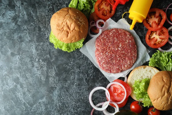 Siyah dumanlı masada hamburger pişirme kavramı