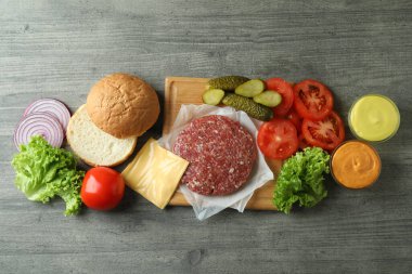 Gri desenli masada hamburger pişirme kavramı