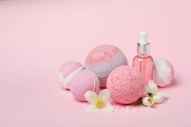 Pembe arka planda banyo topları olan vücut bakımı konsepti
