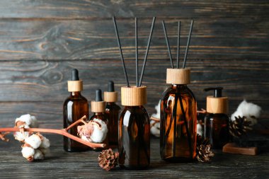 Ahşap masa üzerinde difüzör ile Aromatik konsept