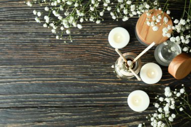 Ahşap masa üzerinde difüzör ile Aromatik konsept