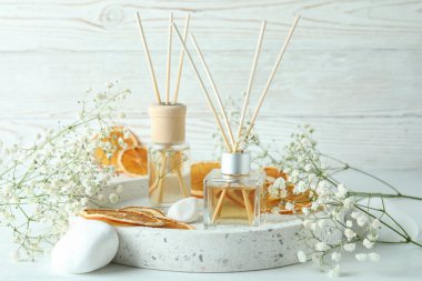 Beyaz ahşap masa üzerinde difüzör ile Aromatik konsept