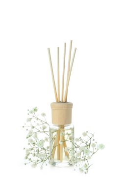 Beyaz arkaplanda izole edilmiş çubukları olan difüzör şişesi