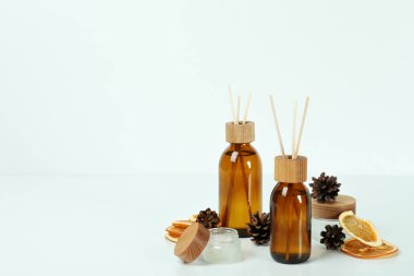 Beyaz arkaplanda dağıtıcılar, limonlar ve koniler