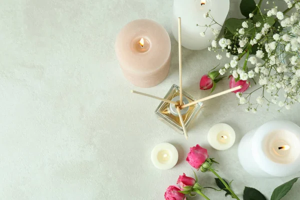 带有扩音器 花朵和蜡烛的芳香概念 — 图库照片