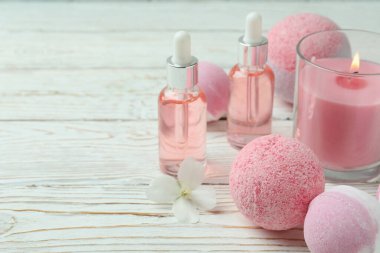 Beyaz ahşap masada banyo topları olan vücut bakımı konsepti