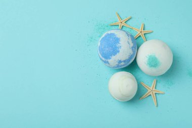 Mavi arka planda banyo topları ve deniz yıldızları