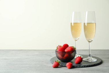 Gri dokulu masada Rossini kokteyli ile lezzetli içecek kavramı