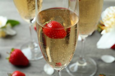 Gri dokulu masada Rossini kokteyli ile lezzetli içecek kavramı