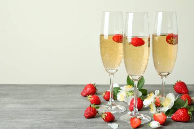 Gri dokulu masada Rossini kokteyli ile lezzetli içecek kavramı