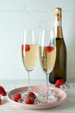 Beyaz ahşap masada Rossini kokteyli ile nefis bir içecek kavramı