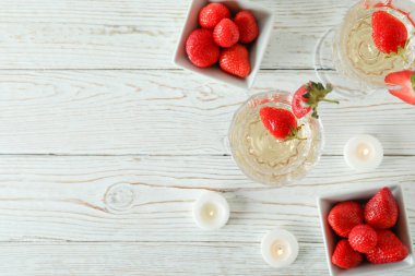 Beyaz ahşap masada Rossini kokteyli ile nefis bir içecek kavramı