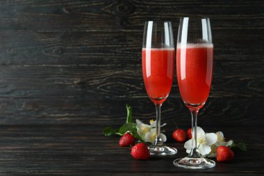 Rossini kokteyli ve ahşap ahşap masa.