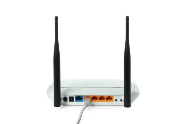 Beyaz arkaplanda dış antenleri izole edilmiş Wi-Fi yönlendirici
