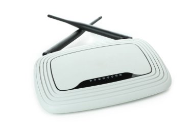 Beyaz arkaplanda dış antenleri izole edilmiş Wi-Fi yönlendirici