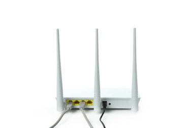 Beyaz arkaplanda dış antenleri izole edilmiş Wi-Fi yönlendirici