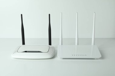 Beyaz arkaplanda harici antenleri olan Wi-Fi yönlendiricileri
