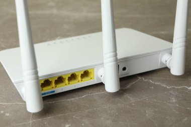 Gri desenli tabloda harici antenli Wi-Fi yönlendirici
