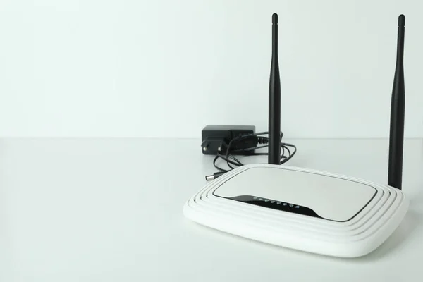 Router Met Externe Antennes Stekker Witte Achtergrond — Stockfoto